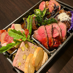 シェフが腕を振るうリッチなお弁当も!