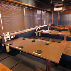 6名掛けの掘りごたつ席は、飲み会等に最適なスペースです。足を伸ばしてリラックスできる掘りごたつのスタイルは、心地よい雰囲気を提供し、ゆったりとした時間を楽しむことができます。