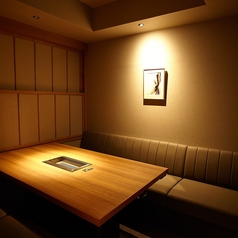 高級感溢れる上品な空間の完全個室。プライベート空間で周りを気にせずお過ごしいただけます。オシャレなお席で、普段は違った贅沢なお食事をしてみませんか？♪誕生日や記念日、接待など大切なお食事の場にピッタリです◎当店自慢の絶品お肉をたっぷり堪能し、至福のひとときを！