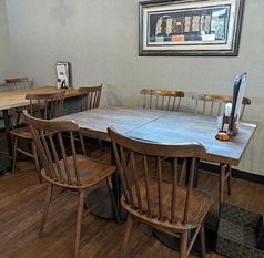 パーテーションを設けていないテーブル席【定員4名×3席】12名様までは席をつなげることも可能です。