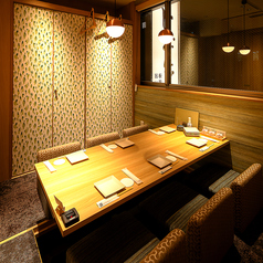 少人数～最大56名様までご利用いただける室席をご用意しております。上質な和の空間は接待をはじめ、様々なシーンにご利用いただけます。人数・ご予算等、お気軽に店舗までご相談ください！ご希望のお部屋がありましたらご予約時にお伝えくださいませ。