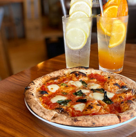 秩父で作られた絶品ピザは店内の窯で焼きます