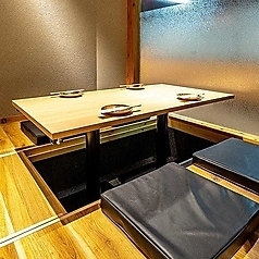 2名様のご利用やカップルにおすすめの横並びのお席です。2名様空間の個室です。プライベート空間を存分に味わってください。デートなど大事な方と特別な時間を過ごす時にご利用ください。