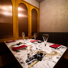 扉付き完全個室は4名様までご利用可能。少人数でもゆったり寛げるプライベート空間で、石窯ピッツァや鮮魚イタリアンを堪能。女子会や接待、ご家族でのお食事に最適です。