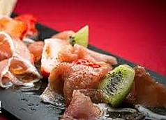 生ハムと季節フルーツ