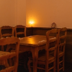 落ち着いた雰囲気の店内には、ゆったりとした4名掛けテーブルが3卓、2名掛けテーブルも3卓ご用意。少人数の食事や友人との集まり、デートにも最適で、周囲を気にせず会話と料理を楽しめるプライベート感あふれる空間です。