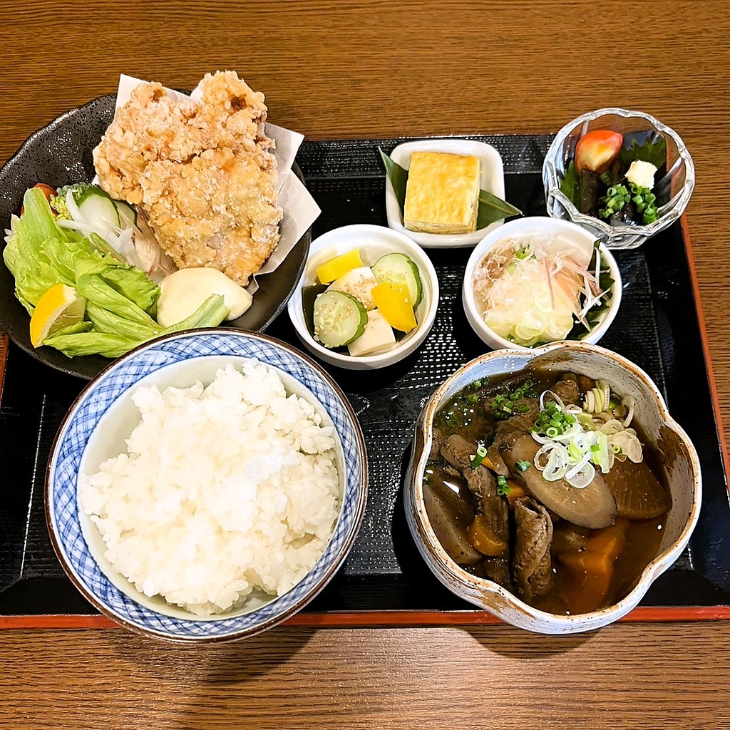 ランチも元気に営業しております！！唐揚げ定食・餃子定食などボリュームあるメニューが勢ぞろい！