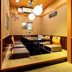 落ち着いた店内空間にあるテーブル席は個室ではなくとも、ゆったりとお食事を楽しむことが可能です。飲み放題付コースや美味しい逸品料理、種類豊富なドリンクをご用意してお待ちしております。