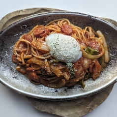 温泉卵と粗挽きソーセージのナポリタン