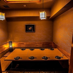 【掘りごたつ席個室（～6名様）】壁に掛けられた絵画や扇を模したインテリアが印象的な個室。掘りごたつ式のお部屋で、靴を脱いでゆったりとお過ごしいただけます。