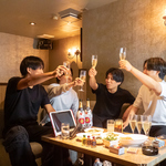 仲間とシャンパンで乾杯タイム！カラオケも楽しめるプライベート空間で最高の思い出を作りましょう◎