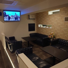 モダンでお洒落な空間でごゆっくりと寛げるソファー席をご用意しております！