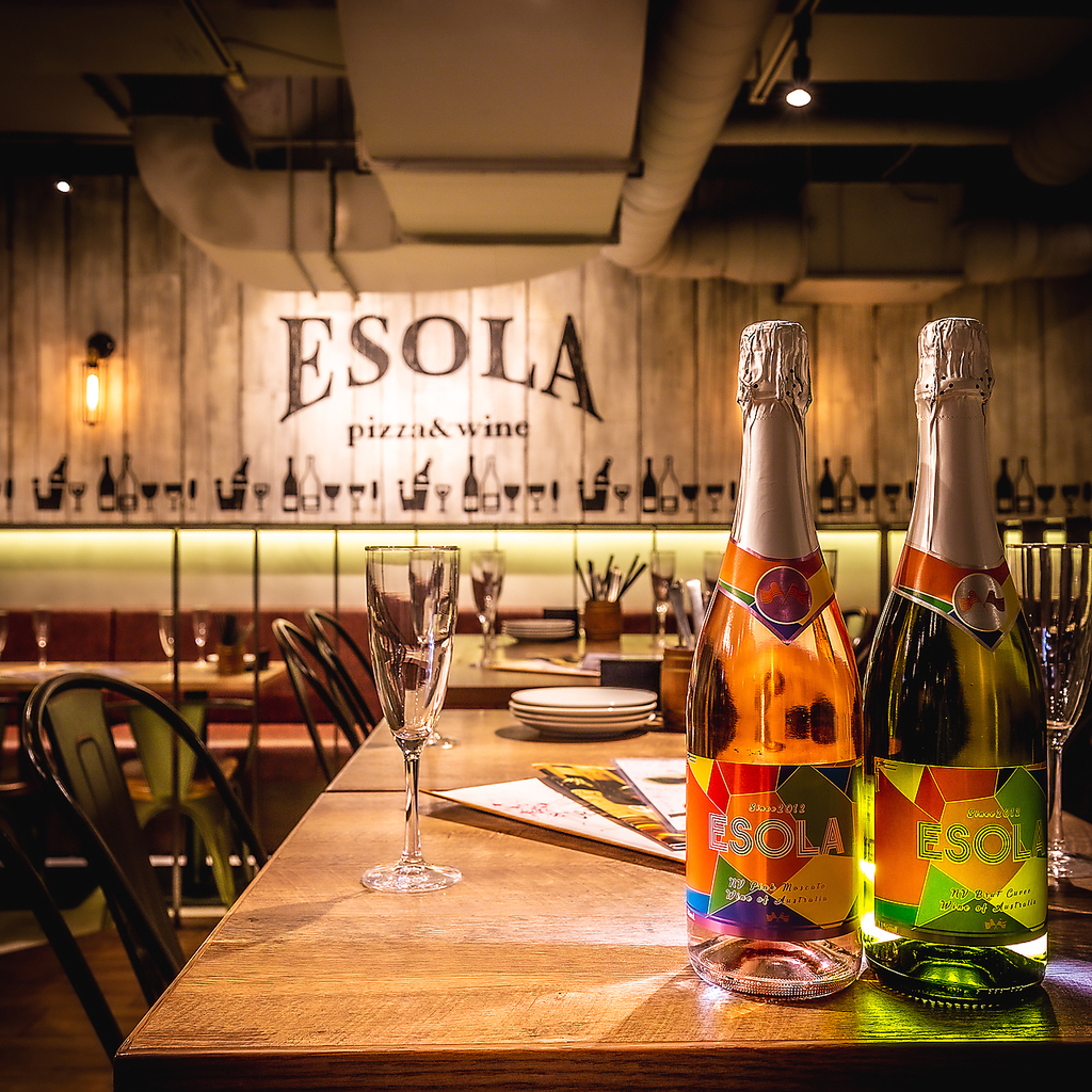 【お好みを是非】常時約100種以上のワインをご用意。 赤、白、スパークリング、サングリアなど。