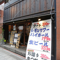 木の温もり溢れる活気ある店内で自慢の居酒屋料理を堪能
