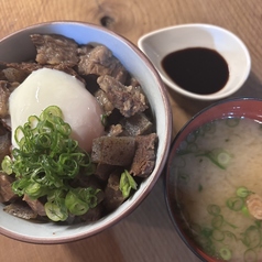 すじこん(どて煮)丼 温玉のせ 味噌汁付き