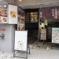 【看板もあってわかりやすい♪魚鶏の入り口はこちら★】