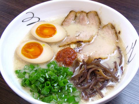 まろやかなスープと特製辛味ダレの[赤丸らーめん650円]をぜひ!麺はオリジナル細麺使用