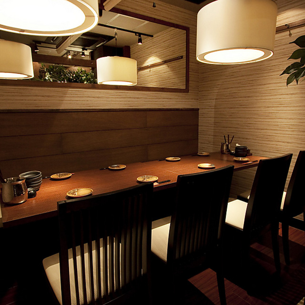 店内は全席テーブル席でご用意しております。靴を履いたままご利用いただけるので、席移動も簡単♪