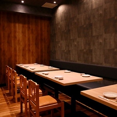 お仕事帰りに同僚との食事や、ご友人とにもぴったりです。落ち着いた雰囲気の店内で、旬の食材を使った料理と相性抜群のお酒を囲みながら、気の合う仲間とリラックスした時間をお過ごしください。