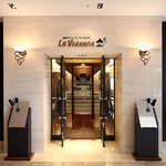 ホテル1F 正面入り口入って右側にございます。