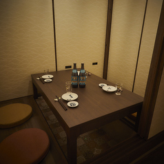 壁に囲まれたお座敷の掘り炬燵席