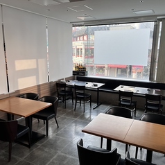 4名様からご利用いただけるテーブル席を2席ご用意しております。大きな窓からは自然光が差し込み、開放感漂う心地よい空間です。女子会やママ友とのおしゃべり、ご家族との特別なひとときにもぴったり。おいしい料理と共に、楽しい会話が弾む素敵なお席で、思い出に残る時間をお過ごしください。