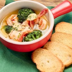 海老とブロッコリーのアヒージョ/牡蠣とキノコのアヒージョ