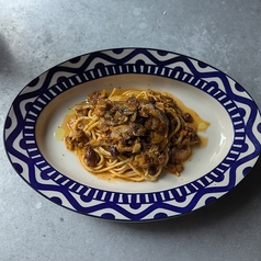 イワシのシチリア風パスタサフランとアーモンドの風味