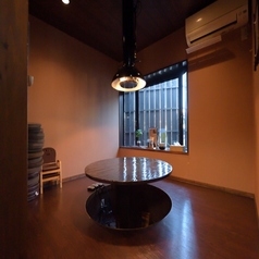 周りを気にせずゆったり過ごせるプライベートな個室席をご用意しております◎足を伸ばしてくつろげる掘りごたつ式の円卓は、皆様の顔を見渡しながら楽しくお食事ができます♪お子様用の椅子も完備しておりますので、小さなお子様連れのご家族でのご利用も安心です◎アットホームな空間で、特別なひとときをどうぞ！