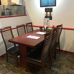 大人数でのご利用に最適な、6人掛けのテーブル席をご用意しました。落ち着いた雰囲気の中、仲間やご家族とゆったりとお食事を楽しめます!