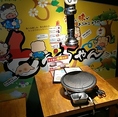4人テーブル席は、気軽に韓国料理を楽しむのに最適。サムギョプサルを焼きながら盛り上がりましょう！