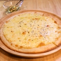 料理メニュー写真&nbsp;チーズピザ～はちみつ添え