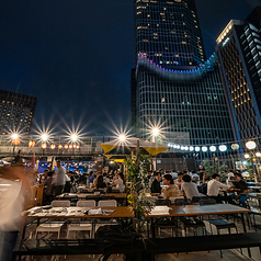 当店では、開放感溢れる屋上スペースでビールを楽しむことができます。