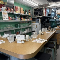 厨房の活気がダイレクトに伝わるカウンター席。目の前で仕上がる料理の香りや音を楽しみながら、本格中華を味わえます。お一人様でも入りやすく、オープンキッチンならではの臨場感を感じられる特等席です。