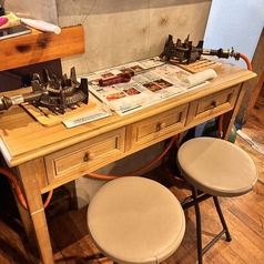 レジ横カウンターテーブルです。少し窮屈ではありますが2名限定でお使いいただけます!