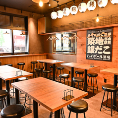 肩肘張らずに過ごせる4名様用テーブル席。外はパリッと中はトロッとしたたこ焼きをはじめ、ジューシーな鶏の唐揚げやソース焼そばを、お好みのメガサワーと一緒にガッツリ満喫♪