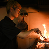 職人が厳選したお肉を仕入れ、丁寧に仕込みをしています。新鮮な鶏肉を、香ばしく焼き上げ、お酒をお楽しみ頂けます。お仕事帰りや、ご友人とのお食事に是非ご利用ください!会社でのご宴会に是非♪