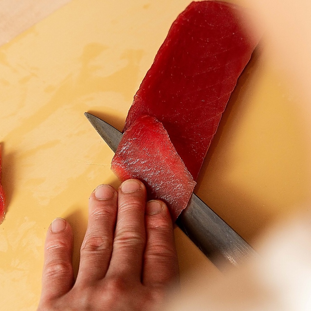 市場から仕入れる新鮮な鮮魚はお寿司だけでなくお造りでも提供しております。