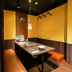 掘りごたつ席は足を楽にお食事を楽しめると人気です♪旬の食材を使用したお料理と豊富なドリンクメニューで、多くの女子会や飲み会でご利用頂いております！こだわりの創作料理を皆さまでお楽しみください。