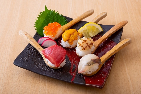 元気溌溂な店主との会話を楽しみながら、新鮮な魚介類と創作料理をご堪能下さい！