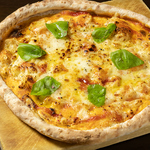 熟成肉以外も、手作りピザが人気爆発中！！選べるタバスコも大人気。ワインやシャンパンとご一緒に