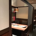 ロールカーテンで個室になる4名掛けのお席を6テーブルご用意！