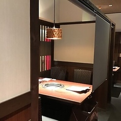 ロールカーテンで個室になる4名掛けのお席を6テーブルご用意！