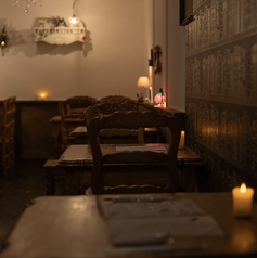 落ち着いた雰囲気の店内には、ゆったりとした4名掛けテーブルが3卓、2名掛けテーブルも3卓ご用意。少人数の食事や友人との集まり、デートにも最適で、周囲を気にせず会話と料理を楽しめるプライベート感あふれる空間です。