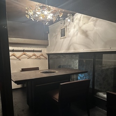 ビル2階に個室オープン！程よいプライベート感が魅力の個室で、二人だけの時間を満喫。落ち着いた空間で味わう上質な和食は、デートはもちろん、周りに気付かれず静かに語り合いたい特別なひとときにも最適です。