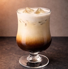 焙じ茶ラテと煙が奏でる、和の深い安らぎ。