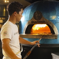 イタリア直輸入の石窯で400℃で焼き上げる窯焼ピッツァ