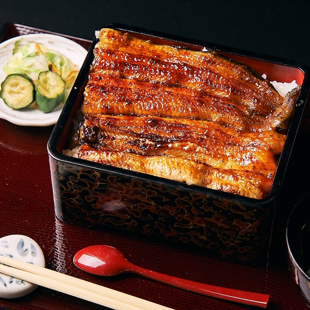 会津産コシヒカリと極上鰻の融合。炭火で焼き上げる鰻が香ばしく絶品です。