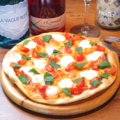 料理メニュー写真 モッツァレラチーズとバジルのマルゲリータピザ