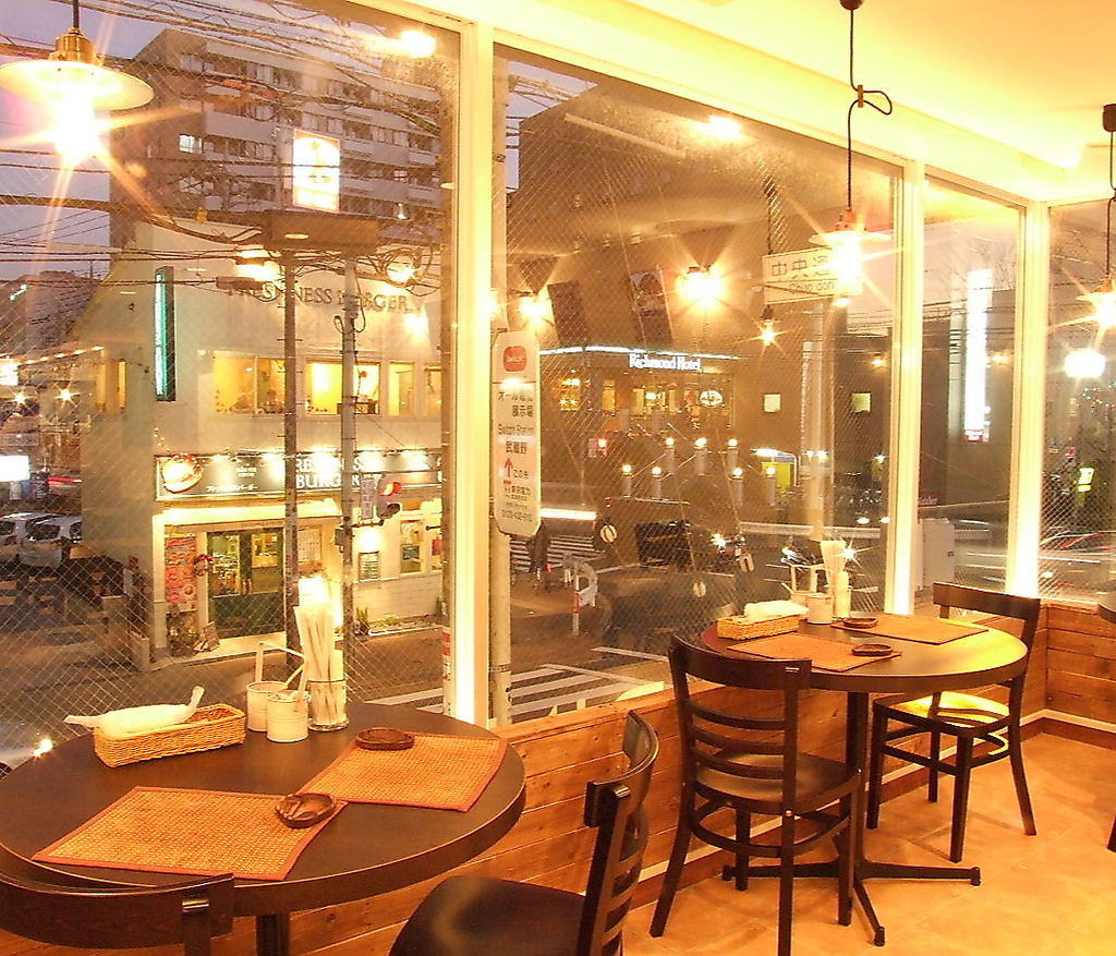 【落ち着ける雰囲気♪】ランチ、デート、パーティーまで幅広く楽しめる居心地◎の空間！